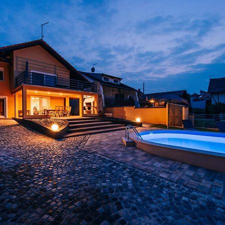 Villa Aljmaš Exteriör bild