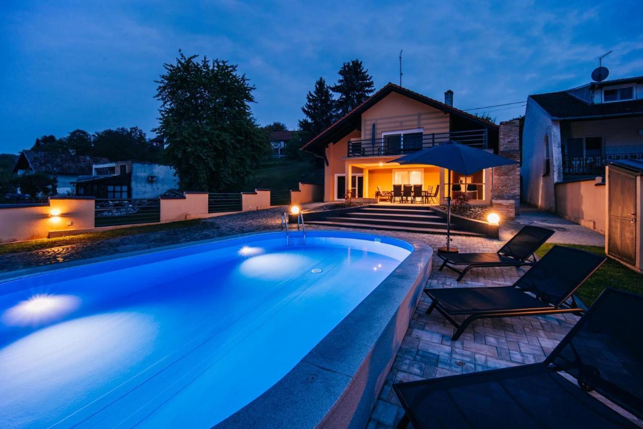 Villa Aljmaš Exteriör bild