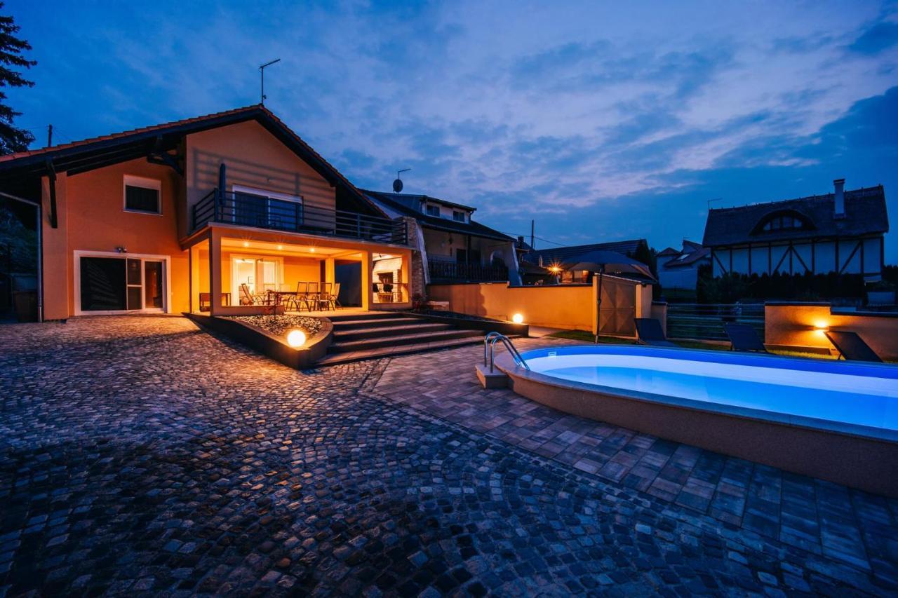 Villa Aljmaš Exteriör bild