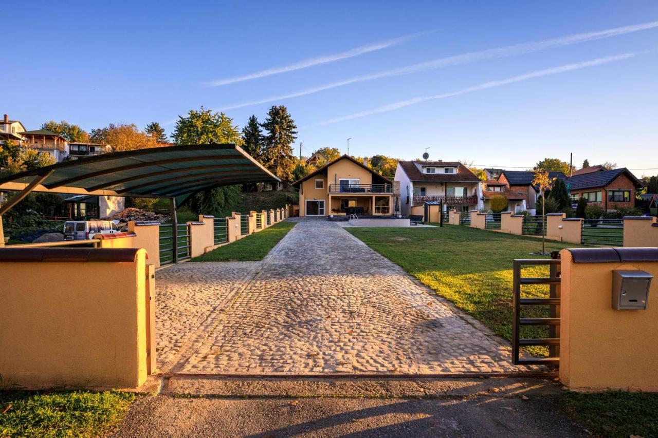 Villa Aljmaš Exteriör bild